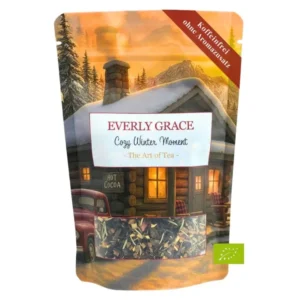 Entdecke Everly Grace Cozy Winter Moment Tea – aromatischer Bio-Schwarztee mit Zimt, Rosmarin, Süßholz & Rosenblüten. Perfekt für kuschelige Wintermomente.