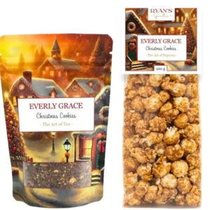 Christmas Cookies Set von Everly Grace – festliches Duo aus Christmas Cookies Bio-Tee und handgemachtem Christmas Cookies Popcorn. Perfekt als Geschenk oder für winterliche Genussmomente.