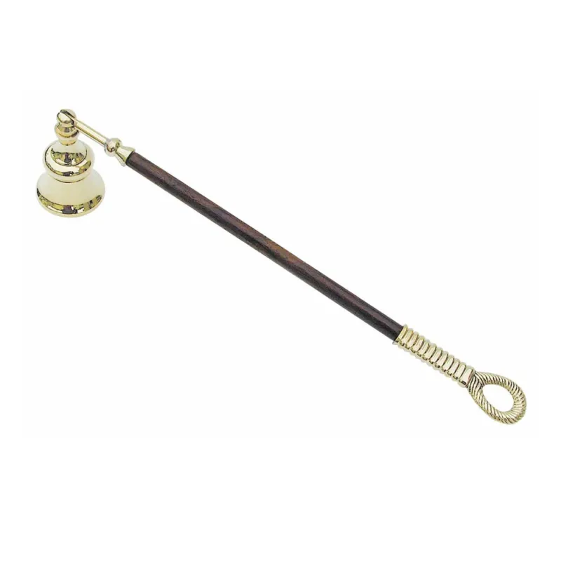 Kerzenlöscher aus Messing und Holz gefertigt. Die Löschglocke verfügt über ein bewegliches Gelenk. Im hinteren Bereich ist ein weiteres Element aus Messing mit dem der Kerzenlöscher aufgehangen werden kann.