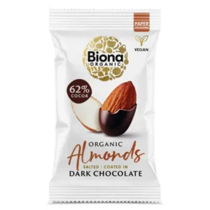 Biona Organic Dark Chocolate Coated Almonds – ofengeröstete Mandeln mit Meersalz, umhüllt von 62 % Fairtrade-Zartbitterschokolade. Palmölfrei, nachhaltig verpackt & ideal für genussvolle Momente.