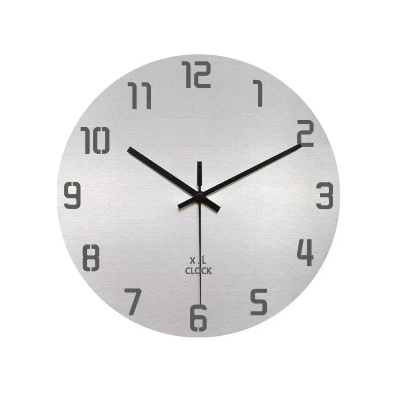 Schlichte Wanduhr aus Aluminium modern