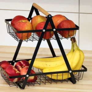 DECCARO Obstkorb/Etagere aus Metall, 2-stöckig, schwarz. Dreieckige Form mit zwei Metallgitter Etagen die unterschiedlich lang sind und hellem Holzgriff am oberen, eckigen Ende.