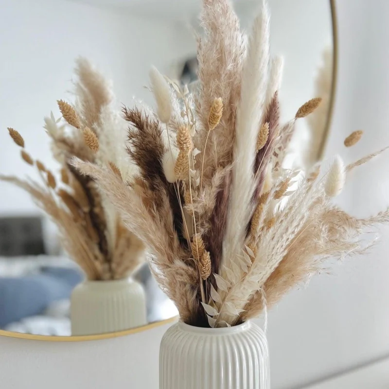 Tischdekoration: Boho Trockenblumenstrauß gebunden aus Pampasgras, Trockenblumen, wie Lagurus, Phalaris.