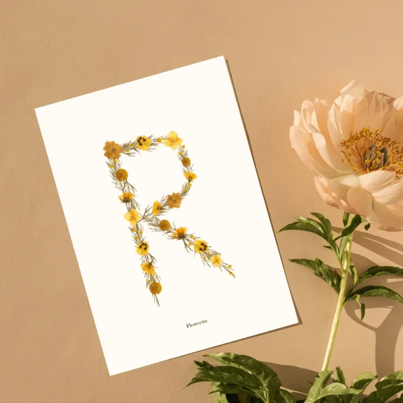 Affiche A5 herbier lettre jaune, typographie florale sur fond neutre - Flowrette