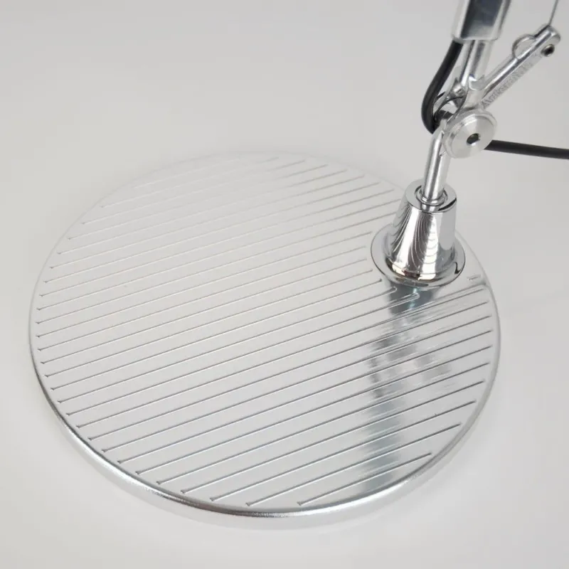 Artemide Tolomeo Lettura Bodenplatte, runde Metallplatte mit Rillenstruktur, silbern, Draufsicht