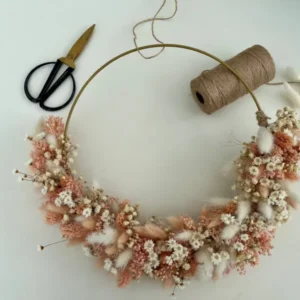 DIY: Trockenblumenkranz Marie in beige rosa - Lykke&You GmbH