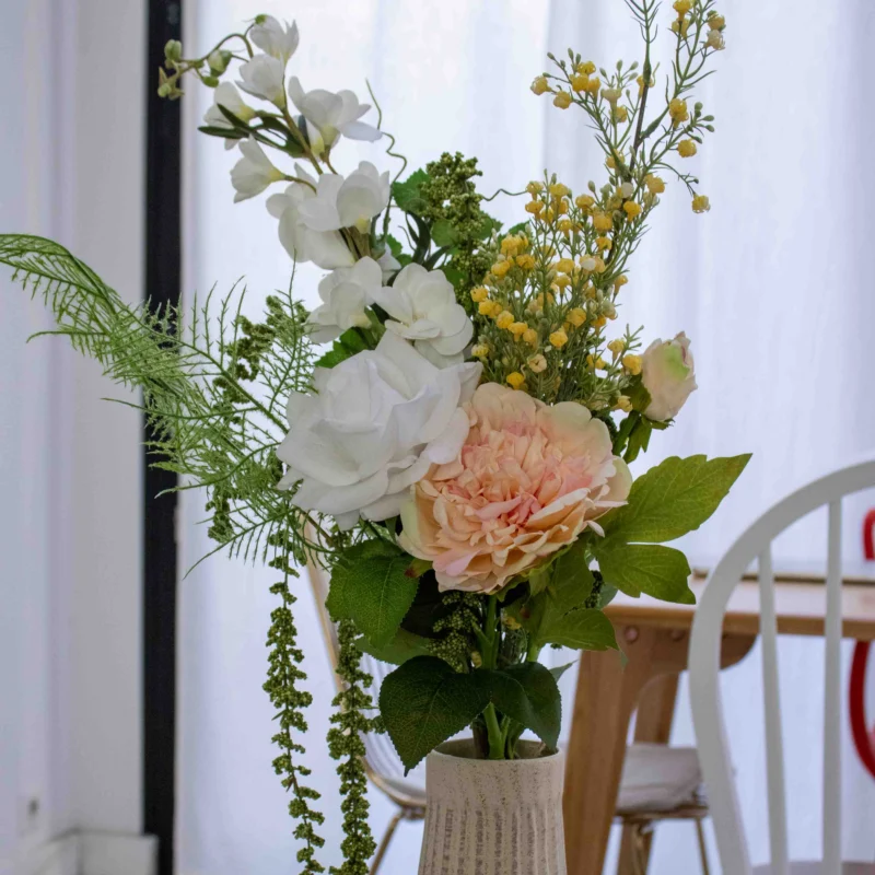 Bouquet de fleurs artificielles Charlotte, vue de face composition florale réaliste - Flowrette