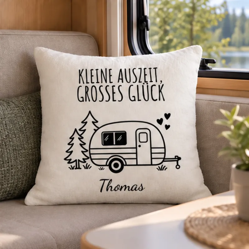 Camping-Wohnszene: Camping-Kissenbezug Kleine Auszeit, großes Glück, personalisiert mit Thomas
