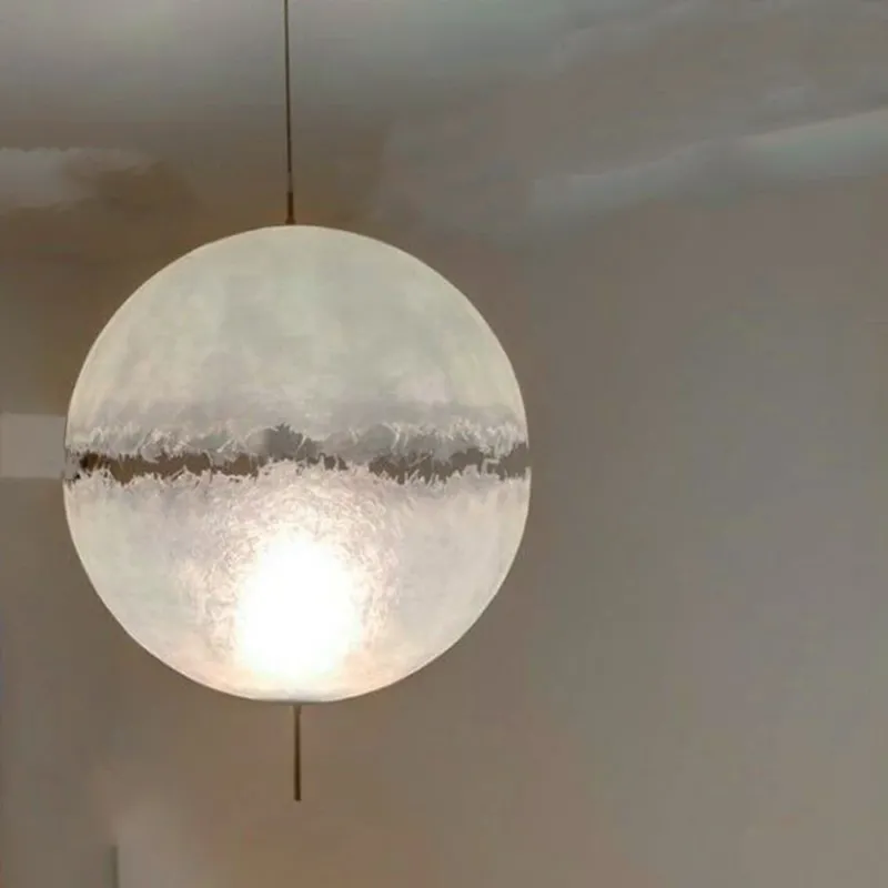 Catellani & Smith PostKrisi 67 LED Pendellampe, weiße Glaskugel Ø 80cm mit strukturiertem Metallband, hängend von oben
