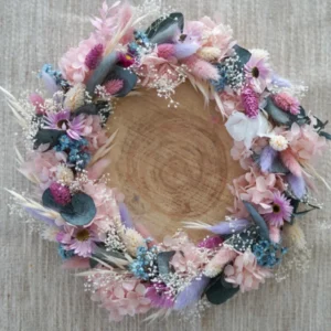 Tischdekoration: handgefertigte Trockenblumenkranz mit zarten Blüten in rosa, eisblau, lila/flieder und weiß, ergänzt durch konservierten Eukalyptus und Schleierkraut