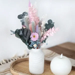 Tischdekoration: Trockenblumenstrauß für den Frühling in zarten Farben, wie rosa, pastellila, hellblau, grün, pink. aus konserviertem Schleierkraut, stabilisiertem Eukalyptus und Trockenblumen