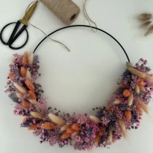 DIY: Trockenblumenkranz Flora in lila rosa - Lykke&You GmbH
