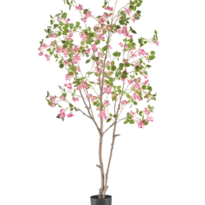 Die künstliche Bougainvillea 210 cm ist ein hoher Kunstbaum mit schlanken braunen Zweigen, grünen Blättern und leuchtend rosa Blütensträußen in einem schlichten schwarzen Topf vor weißem Hintergrund.