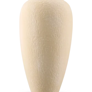 Eine hohe, strukturierte Vase „Calm Bloom“ in gebrochenem Weiß, 42 cm hoch und mit einer schmalen Öffnung oben, abgebildet vor einem schlichten weißen Hintergrund.