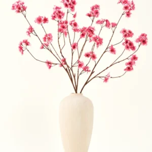 Der künstliche Blumenstrauß aus Seide, Kirschblüten-Fuchsia, 114 cm, verleiht Ihrem Interieur mit seinen markanten Zweigen und fuchsiafarbenen Blüten, die wunderschön in einer beigen Keramikvase vor einem schlichten, cremefarbenen Hintergrund zur Geltung kommen, einen lebendigen Farbtupfer.