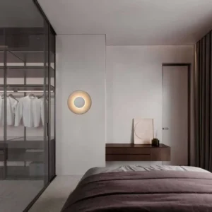 Esti LED Wandleuchte Ø 32cm 3000K in modernem Schlafzimmer mit warmem Licht und minimalistischem Design