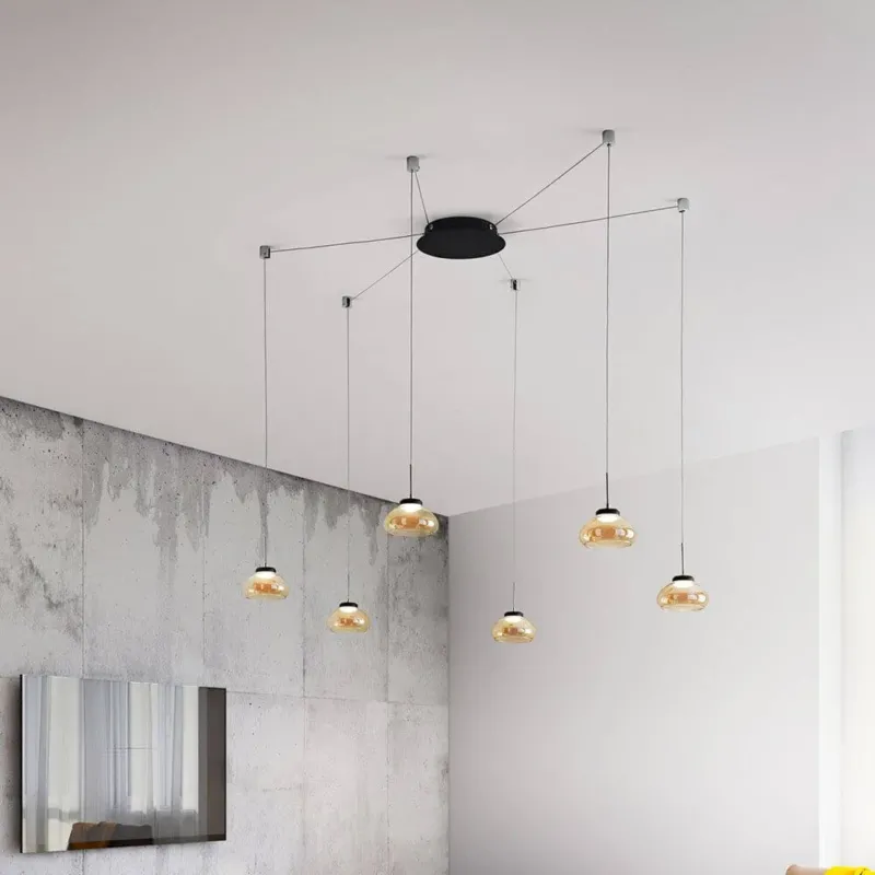 Arabella LED Pendelleuchte 6-Flammig mit 6 markanten Glaskugeln und variabler Kabelnutzung.