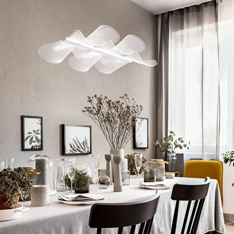 Sylvie LED Hängeleuchte Klar Gewellt über einem elegant gedeckten Tisch in modernem Essbereich.