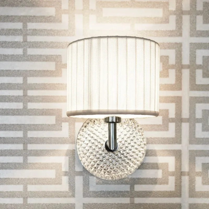 Fabbian Diamond&Swirl Wandlampe mit elegantem schwarz-weißem Lampenschirm an einer modernen Wand.
