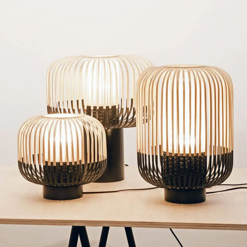 Forestier Tischlampe Bamboo Light in verschiedenen Größen mit Bambuslampschirmen auf einem Tisch.