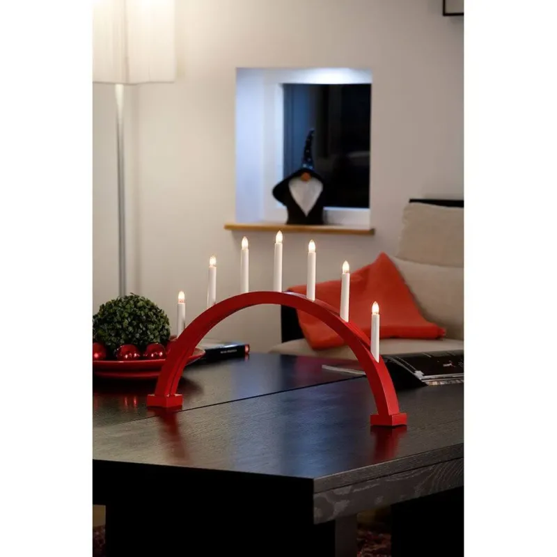 Holzleuchter rot lackiert 7 klare Birnen Innen auf einem Tisch in modernem Wohnraum.