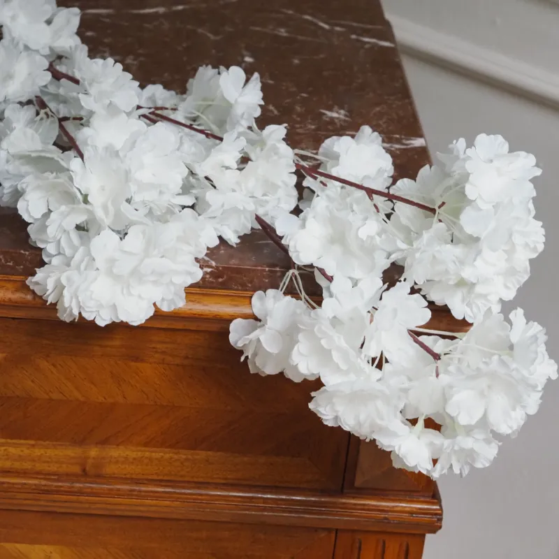 Kunstblütenzweig Weiß · Gefüllte Kirschblüten aus Kunstseide, 100 cm