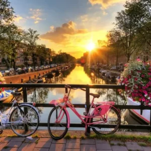 Diamond Painting Set Sonnenuntergang in Amsterdam mit Fahrrädern, Blumen und Kanal – entspannendes DIY-Bastelprojekt.