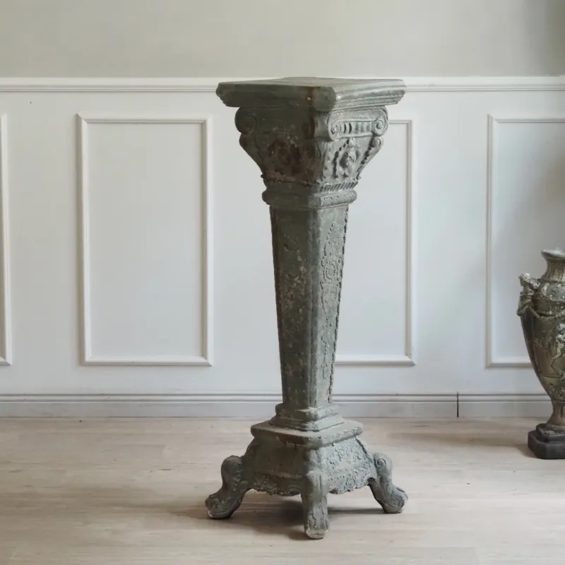Dekosäule Steinoptik · Historisierende Blumensäule mit ionischem Kapitell