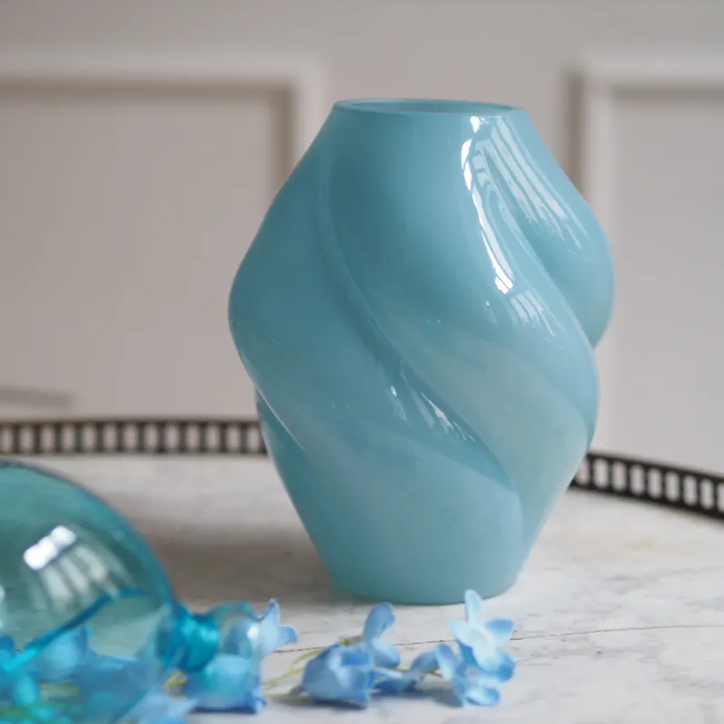 Glasvase Blau · Spiralförmig gedrehter Korpus in Opalglas-Optik