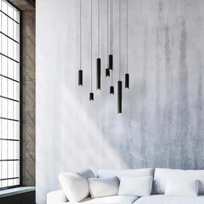 Casablanca Kabel-Pendelleuchte Tubus Large in modernem Wohnraum mit Sofa und großem Fenster.