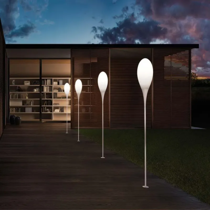 Kundalini Außenbodenleuchte Spillo 150cm IP65 im Außenbereich, modernes Design mit diffusen Licht.