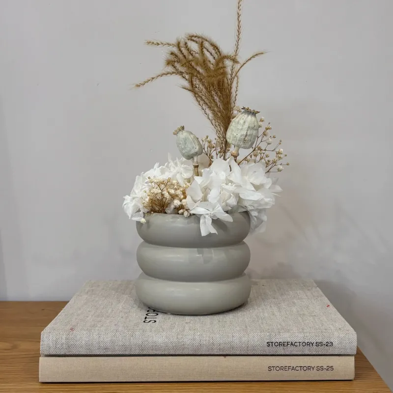Trockenblumengesteck Linen Mood in weißem Keramiktopf, Gesamtansicht#dbkd Mud Pot Small mit Ringen (Farbe)_weiß