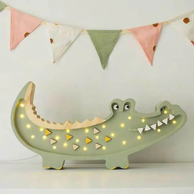 Kinder Wand- & Tischleuchte Krokodil in Pastel Khaki, Holzlampe mit warmem LED-Licht für Kinderzimmer
