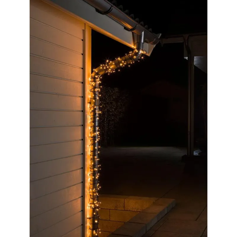 42m Micro LED Lichterkette 300 bernsteinfarbene Dioden IP44 an einem Gebäudeeck in der Nacht.