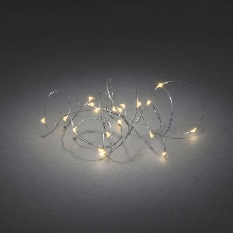 4m Micro LED Lichterkette Timer 40 bernsteinfarbene Dioden batteriebetrieben Innen auf einem dunkelgrauen Hintergrund.