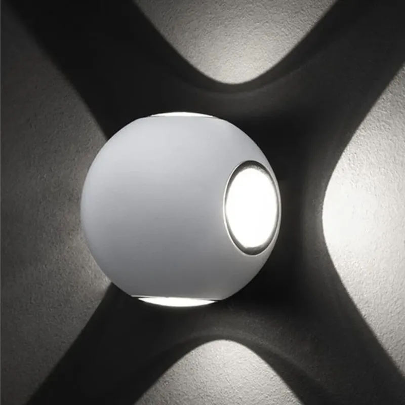 Zari Mini Wandleuchte Lichtstrahlen IP54, weiße runde 4-strahlig Wandlampe mit Up-Down-Effekt