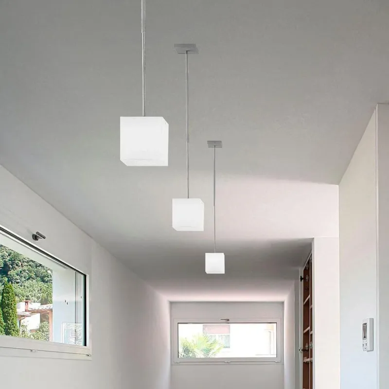 Panzeri Kubik LED-Pendelleuchte mit Würfel in modernem Raum mit gleichmäßiger Lichtverteilung.