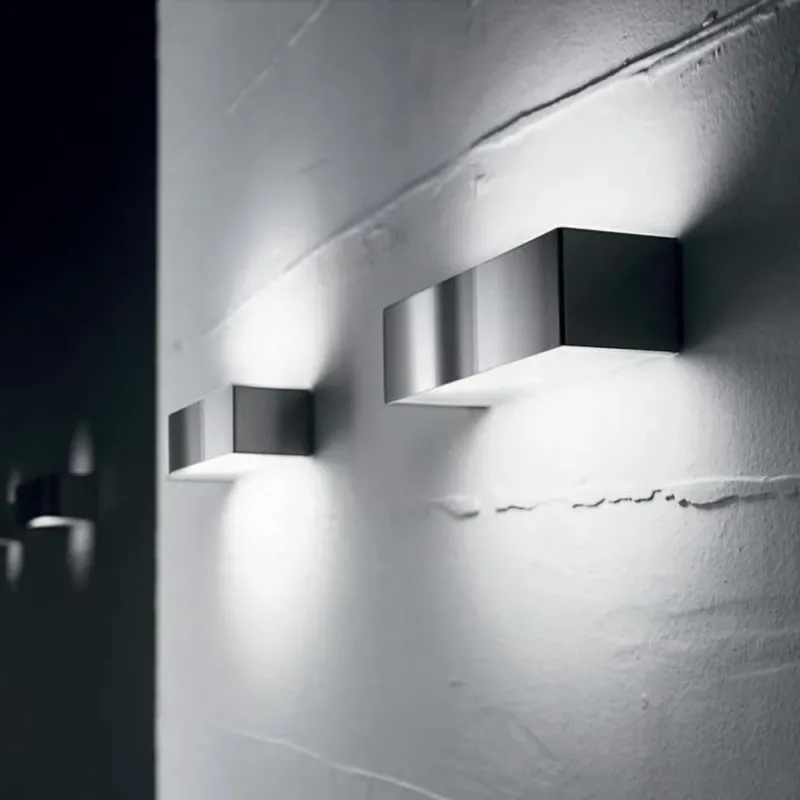 Panzeri Toy Wandlampe LED Up&Down 25cm an einer Wand mit indirekter Beleuchtung in modernem Design.
