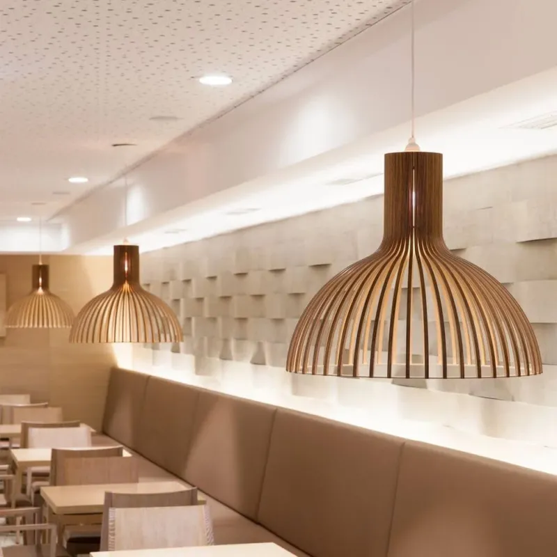 Pendelleuchte Victo 4250 aus Holz Ø 56cm in modernem Restaurant-Ambiente mit gemütlicher Beleuchtung.