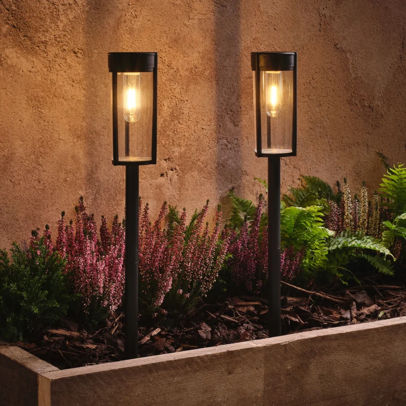 2er Set "Woburn" Solar-Erdspießleuchten mit warmweißen LEDs in Beet