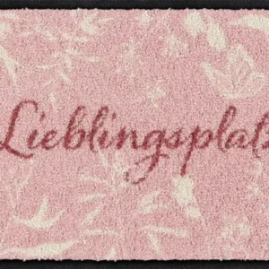 Salonloewe Fußmatte mit Lieblingsplatz-Schriftzug und cremefarbenen Gräsern auf Rosa