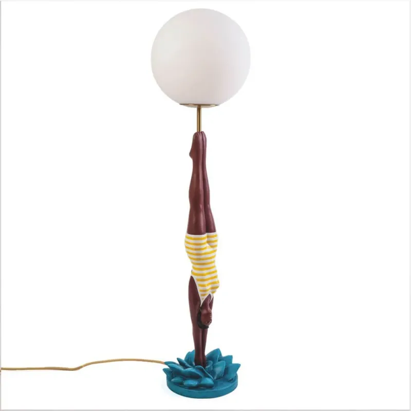 Seletti Lady Diver LED-Tischleuchte dimmbar, detailreiche Taucher-Figur mit gestreiftem Badeanzug, opaken Kugelschirm und blauem Lotus-Sockel