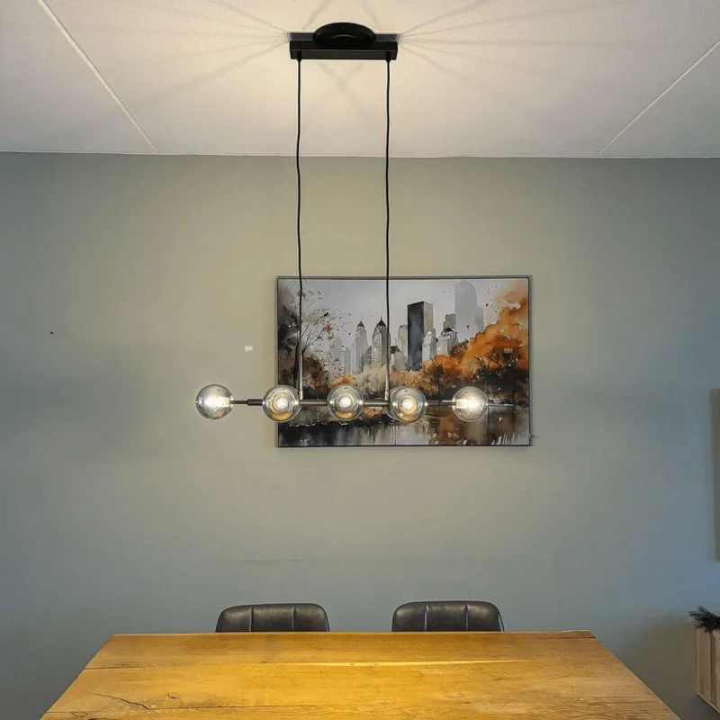 Swing Baldachin Zero für Hängeleuchten über einem Holztisch in einem modernen Esszimmer.