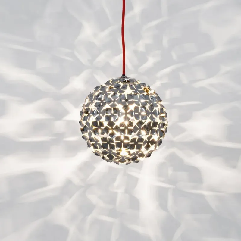 Terzani Orten'zia Design-Hängeleuchte Kugel mit schimmerndem Licht und organischer Form.