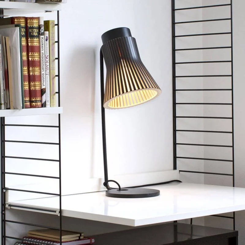 Tischleuchte Petite 4620 aus Holz 56cm auf einem Schreibtisch, ideal für angenehmes Licht und skandinavisches Design.