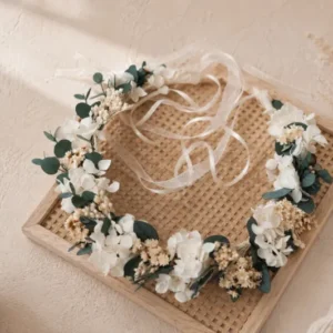 Boho Haarkranz aus Trockenblumen und konserviertem Eukalyptus als natürlicher Haarschmuck für Hochzeit, Kommunion und festliche Anlässe