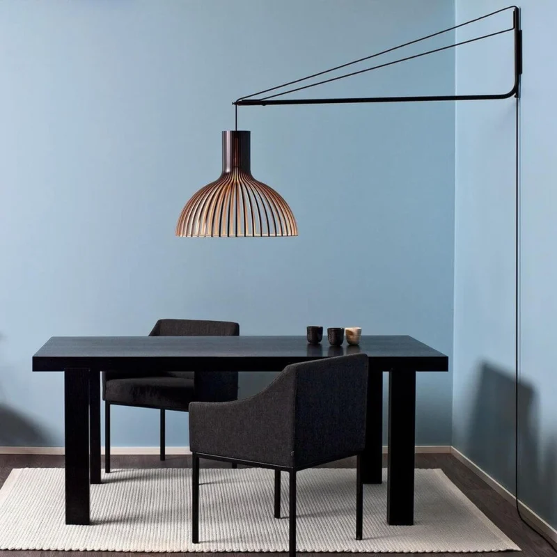 Wandhalterung Varsi 1000 für Pendelleuchten in modernem Esszimmer mit stilvoller Holzlampe.