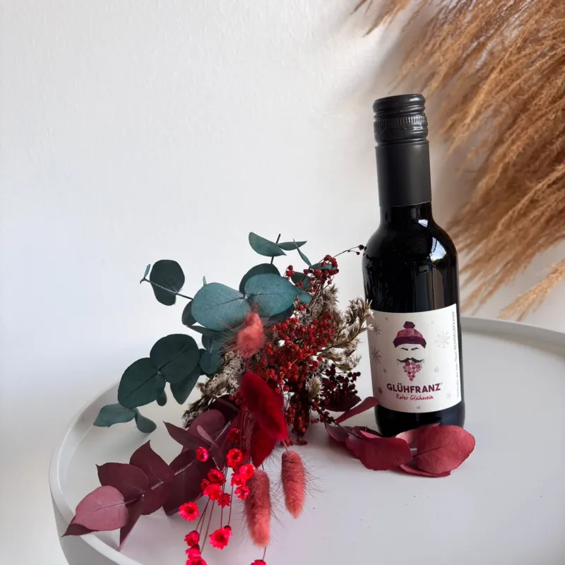 Weihnachtliches Geschenkset mit Mini-Glühwein und kleinem Trockenblumenstrauß