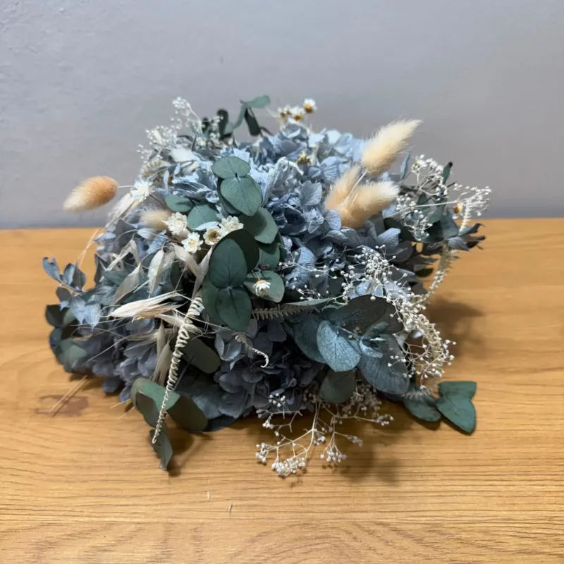Trockenblumengesteck mit blauer Hortensie als Tischdekoration