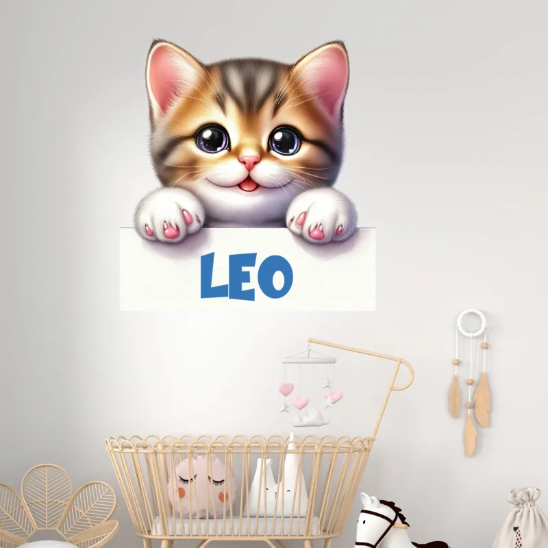 Kätzchen mit Schild "LEO", farbenfroh und niedlich.